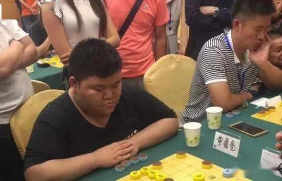 象棋天才黄嘉亮因病离世23岁校服金刚太可惜