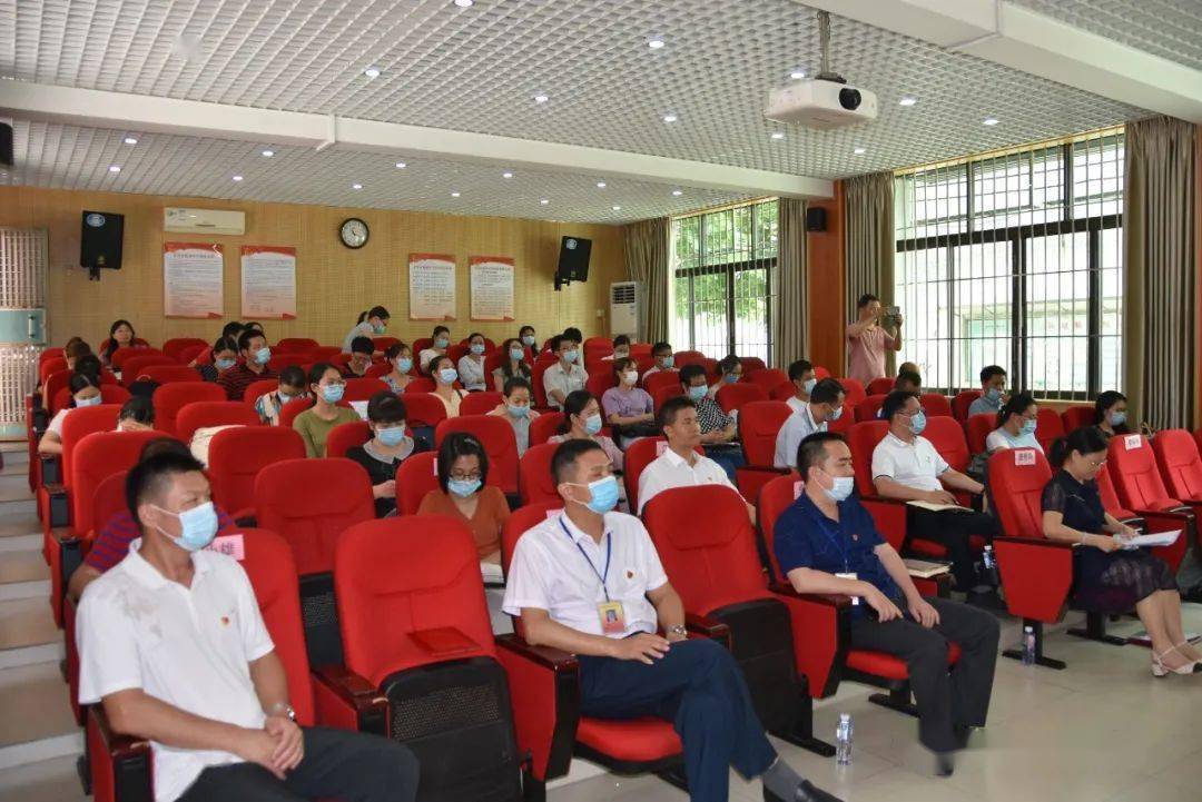 发挥名师引领作用构建教师发展共同体低涌中学举行镇级名班主任名教师