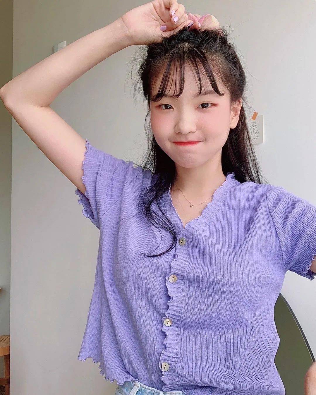 满分治愈笑容单眼皮圆脸韩国博主示范清新夏日穿搭