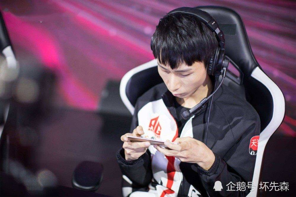 梦泪首次回应为何只用二指操作原因很真实