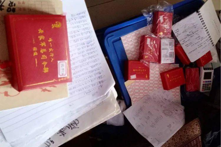 今年3月初,退休的邓女士偶然被拉入一个云数贸微信群.