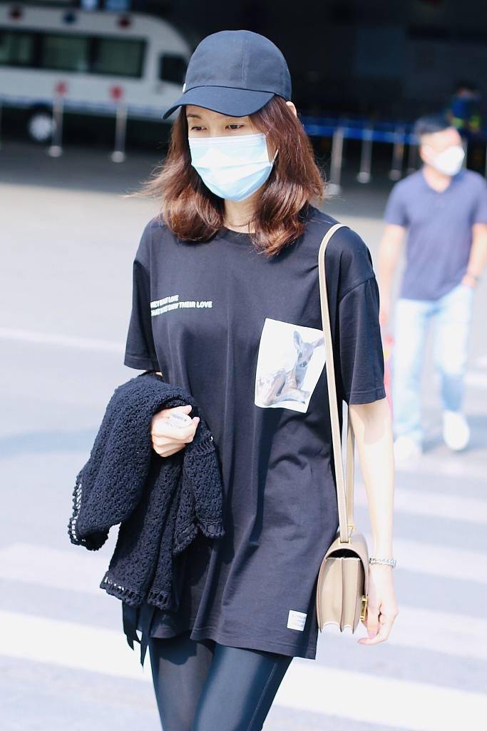 高露素颜现身机场皮肤雪白 全黑look显身姿修长