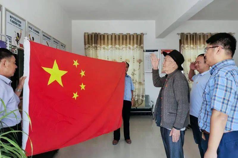 敬礼不停》在省级"廉廉看·我拍我说"纪检监察摄影故事大赛中荣获优秀