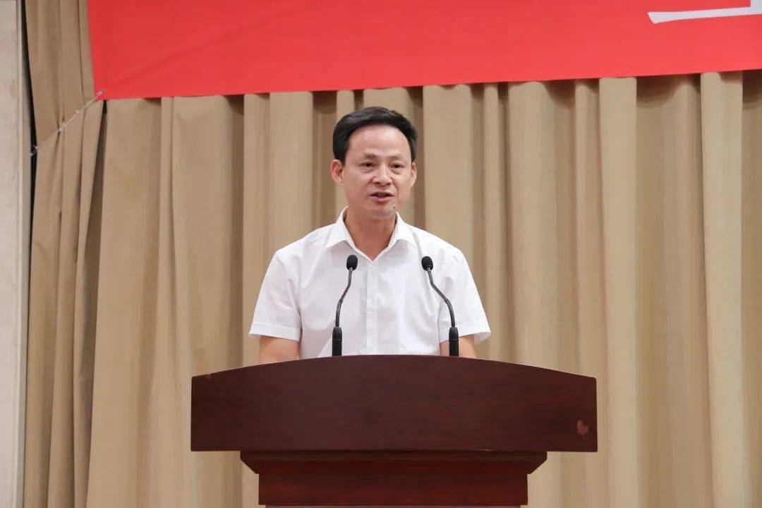 市民政局党组书记,局长姜迪清代表全市民政系统做了表态发言,苍南县