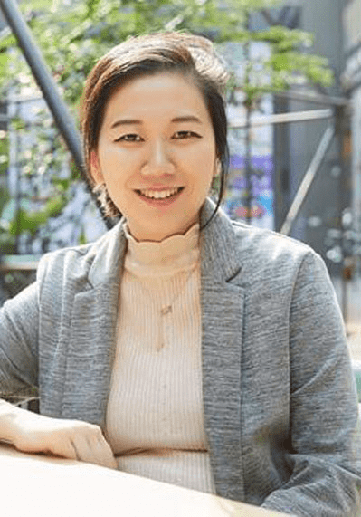 资料显示,胡佳佳为美邦服饰创始人周成建之女,30岁接任周成建董事长