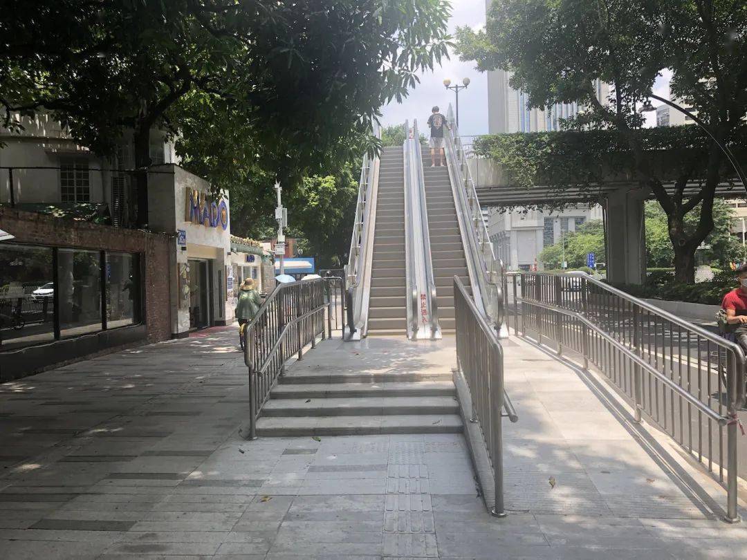 白云宾馆停车场出口处横跨建设六马路好世界广场的人行天桥.