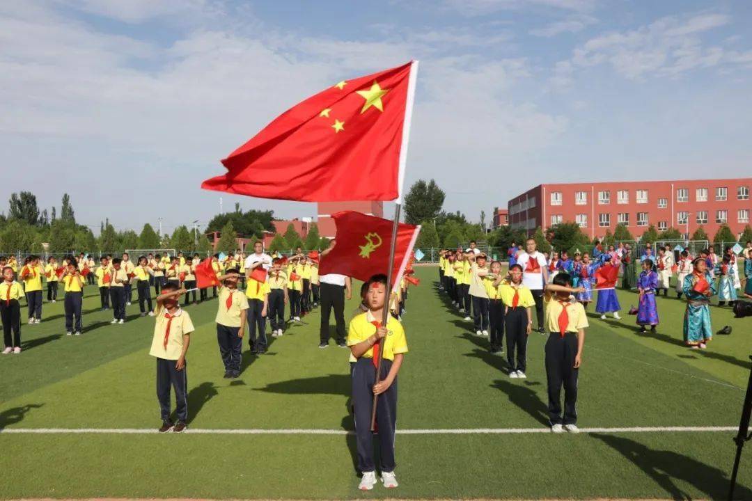 启动仪式上,阿拉善孪井滩学校500多名师生代表宣读了倡议书,呼吁全盟