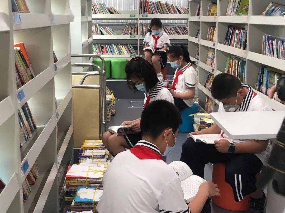 享受阅读的乐趣从小养成良好的阅读习惯~一场流动的书香盛宴一座移动