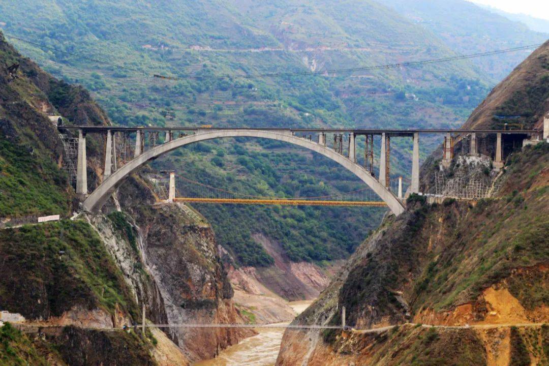 澜沧江特大桥位于