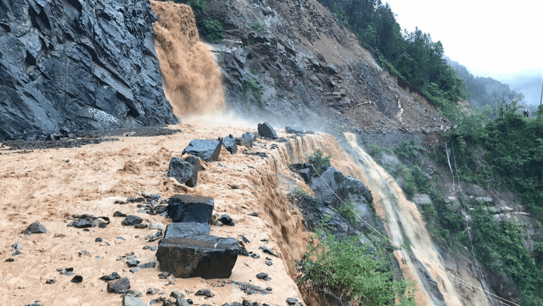 这些暴雨中的身影,你看见了吗?