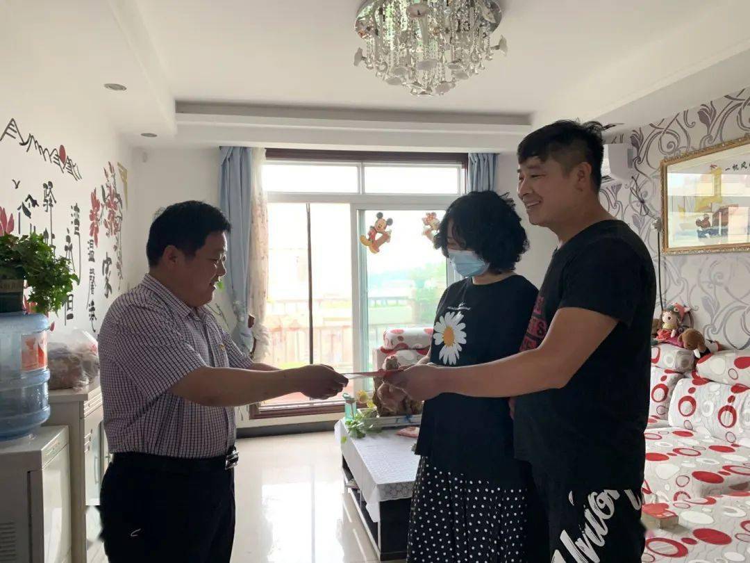 区委常委区纪委书记区监委主任袁邦庆七一前夕走访慰问因病致贫群众和