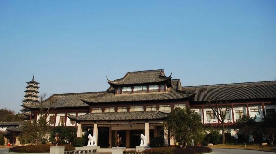酒店按中国古典园林风格设计,很有民宿特色.
