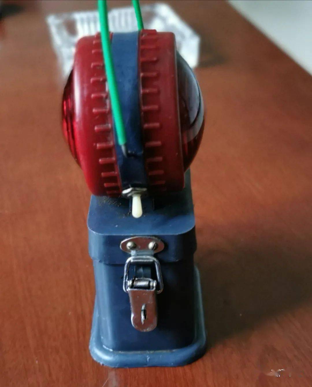 铁路老物件会说话禅让的干电池引导信号灯复出