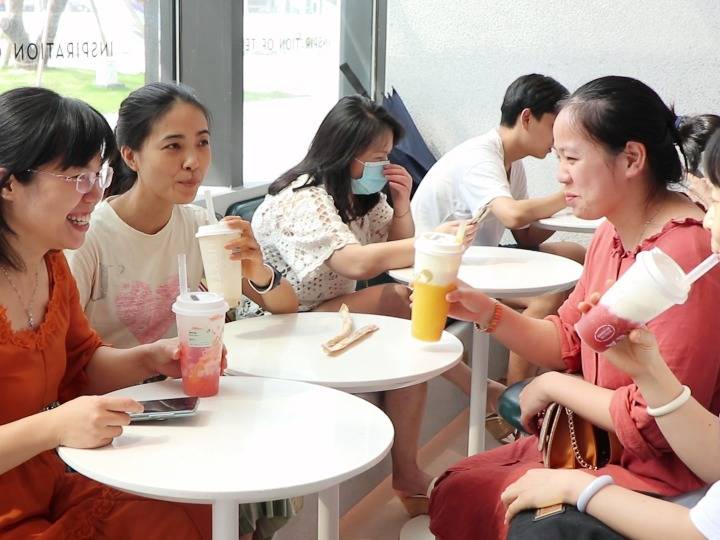 5月29日,广东东莞,一对母子正在幸福西饼门店内享用早餐.