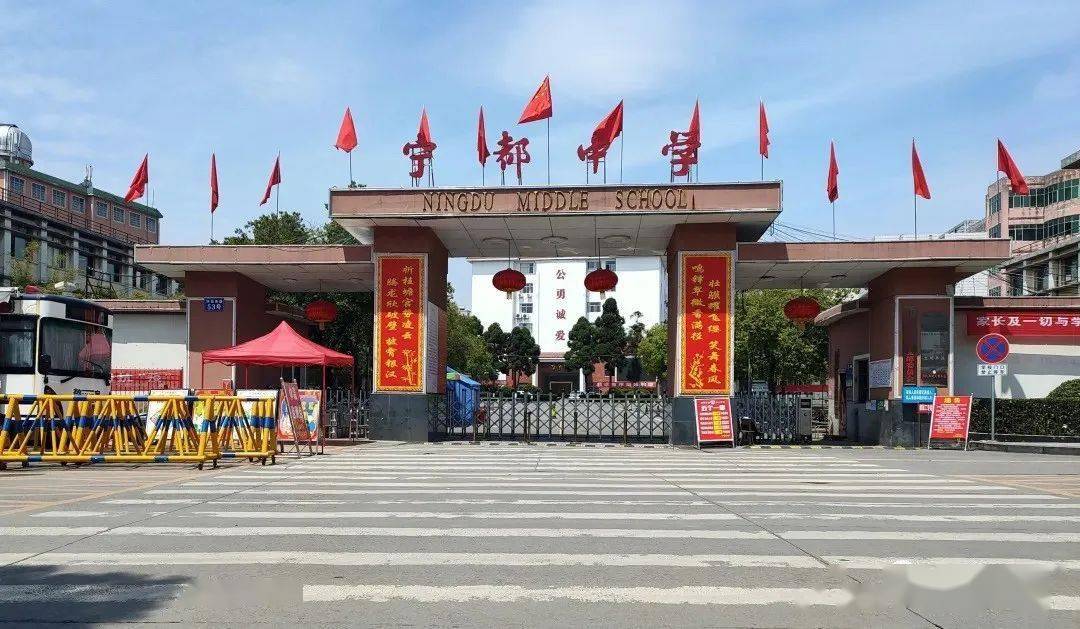 宁都突现红歌快闪:歌唱强大的祖国,赞扬美好的时代