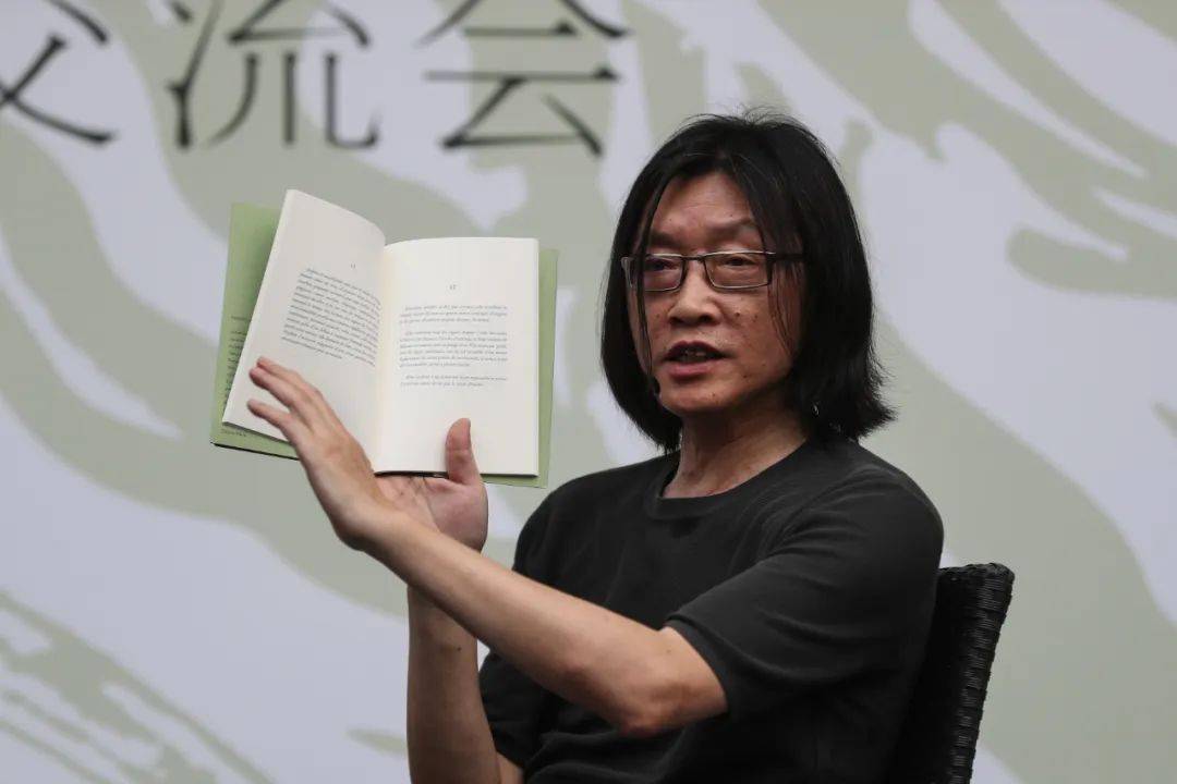 第一本诗集《如此苍白之夜》(p09le si la nuit, 2002)是源自因父亲