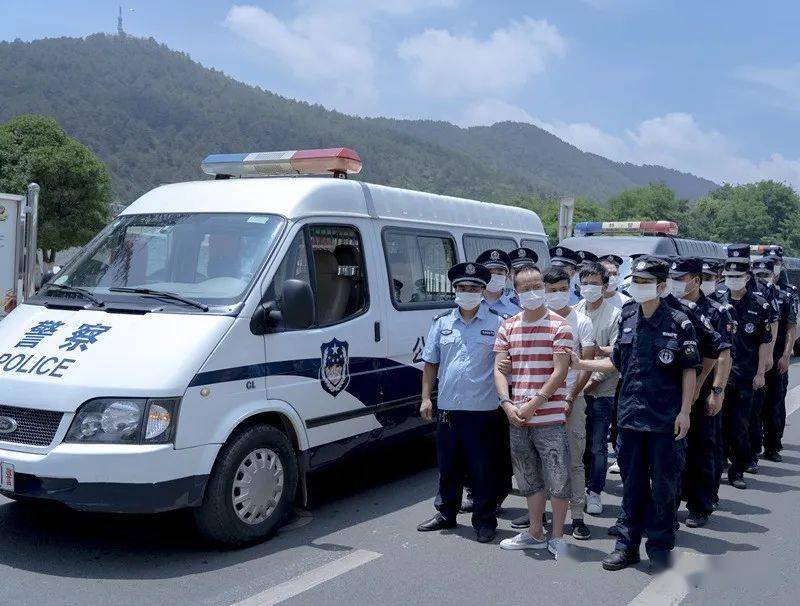 昭阳区酒吧一条街聚众斗殴案告破警方押解犯罪嫌疑人指认现场