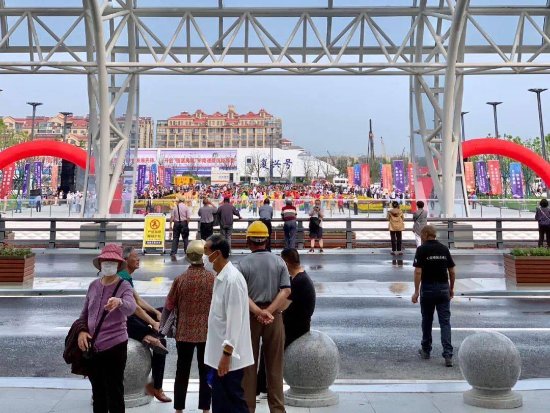 熙熙攘攘的南通西站广场