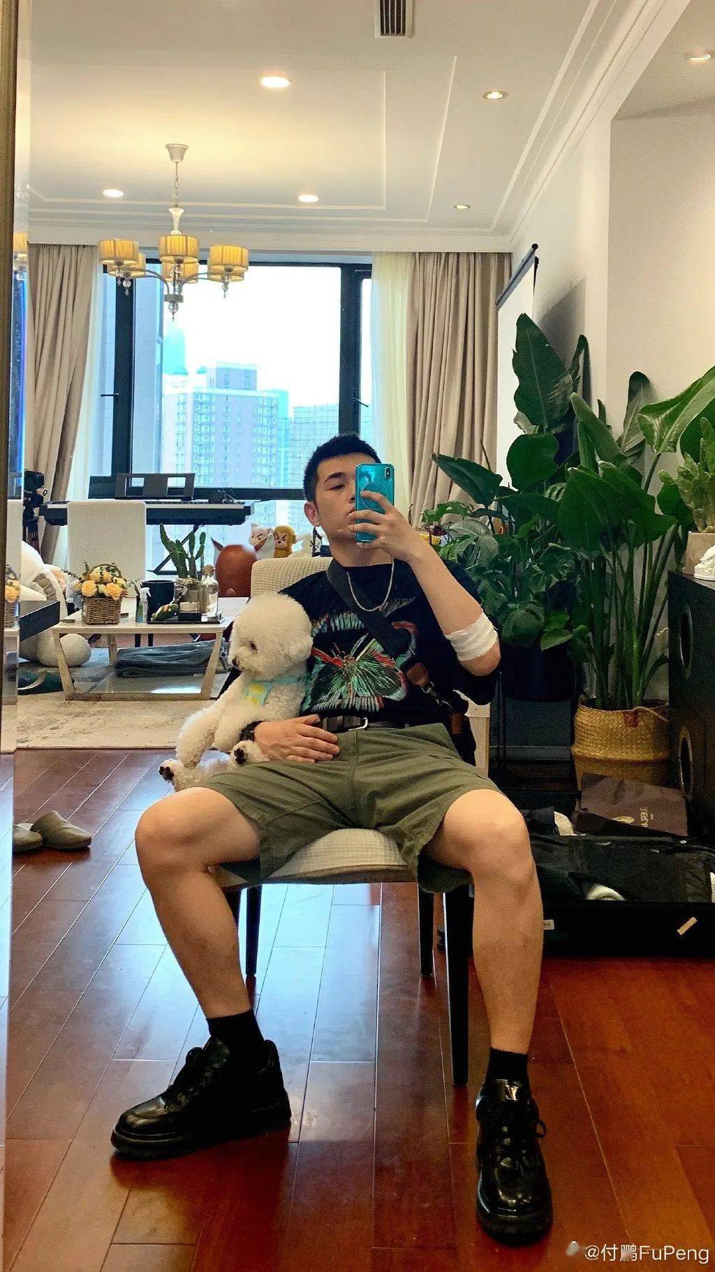 成功后,整个人颜值飙升,开始分享时尚穿搭,彻底沦为了对镜自拍狂魔!