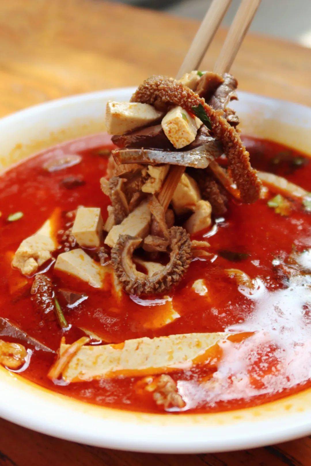 这一碗羊杂,非同小可.出入各类场所,饭店,街摊,随处都有.