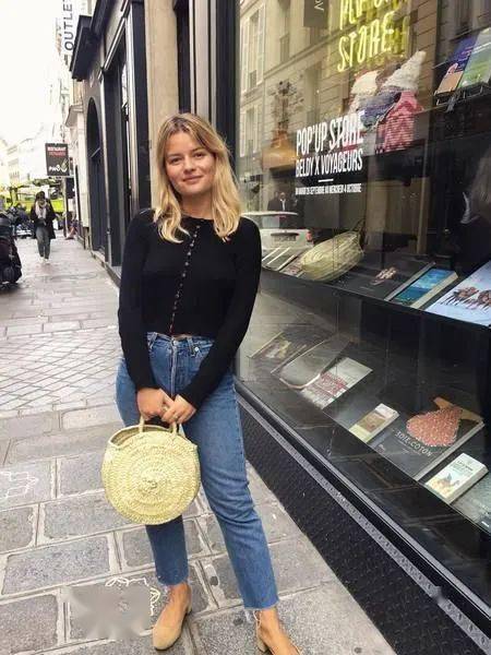 jeans则会更加强调胯宽,就以梨形身材的法国博主sabina socol举例