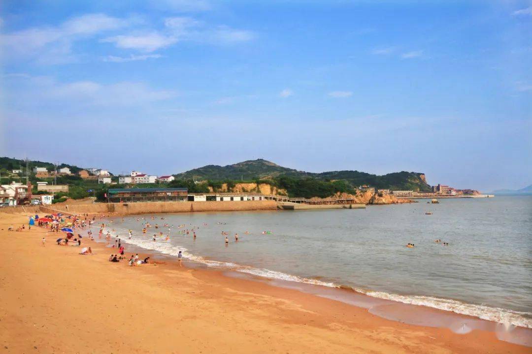 这片玲珑沙滩风情海色一应俱全,海面吹来的风仿佛都带着点田岙的花香