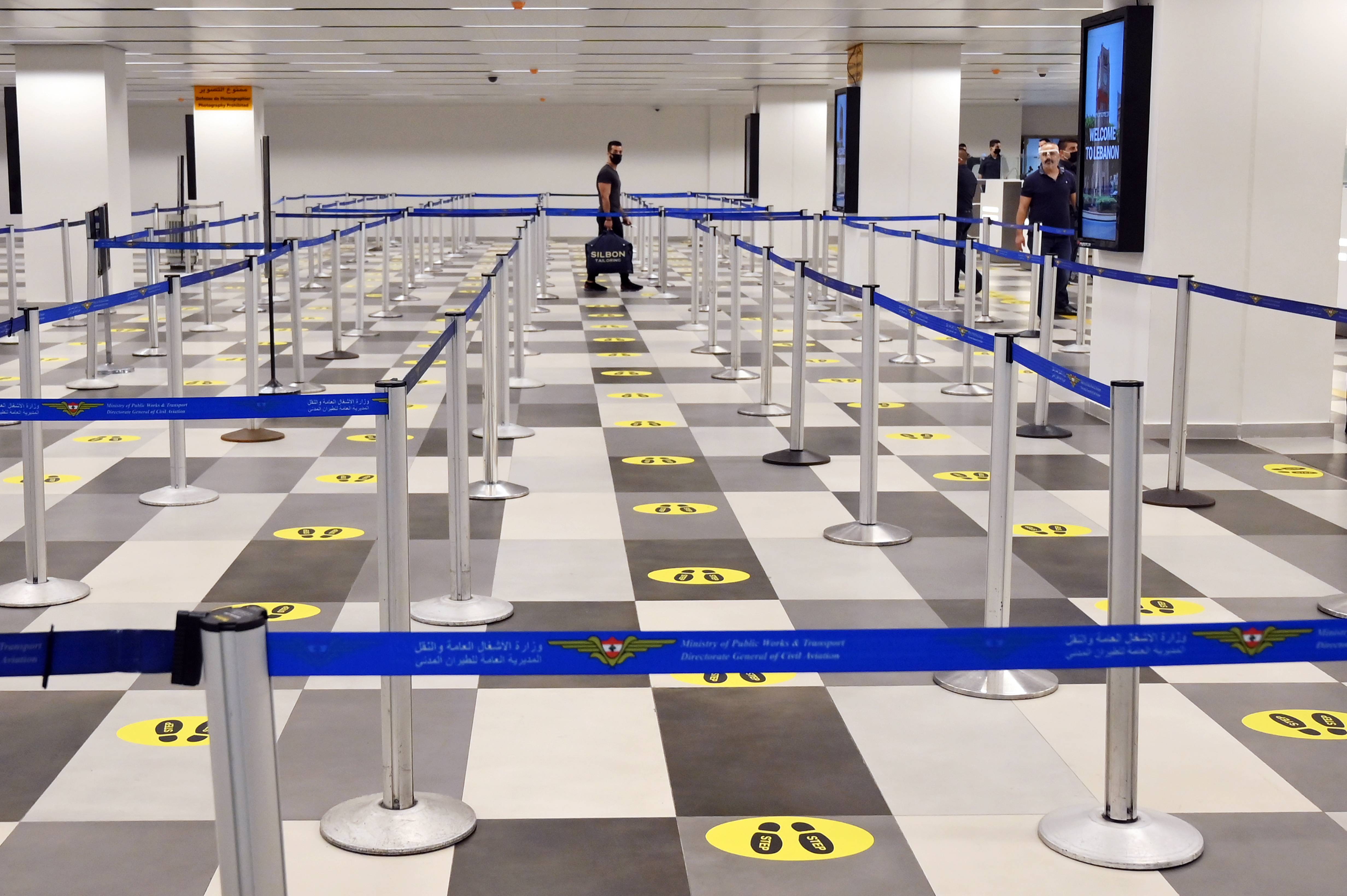 7月1日,重新开放的黎巴嫩首都贝鲁特拉菲克·哈里里国际机场地面上贴