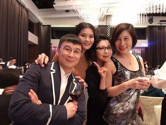 罗志祥经纪人宣布公开给男友戴婚戒现场照_陈镇川