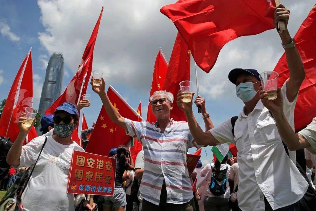 2020年6月30日,香港民众高举中国国旗庆祝香港通过国家安全法.