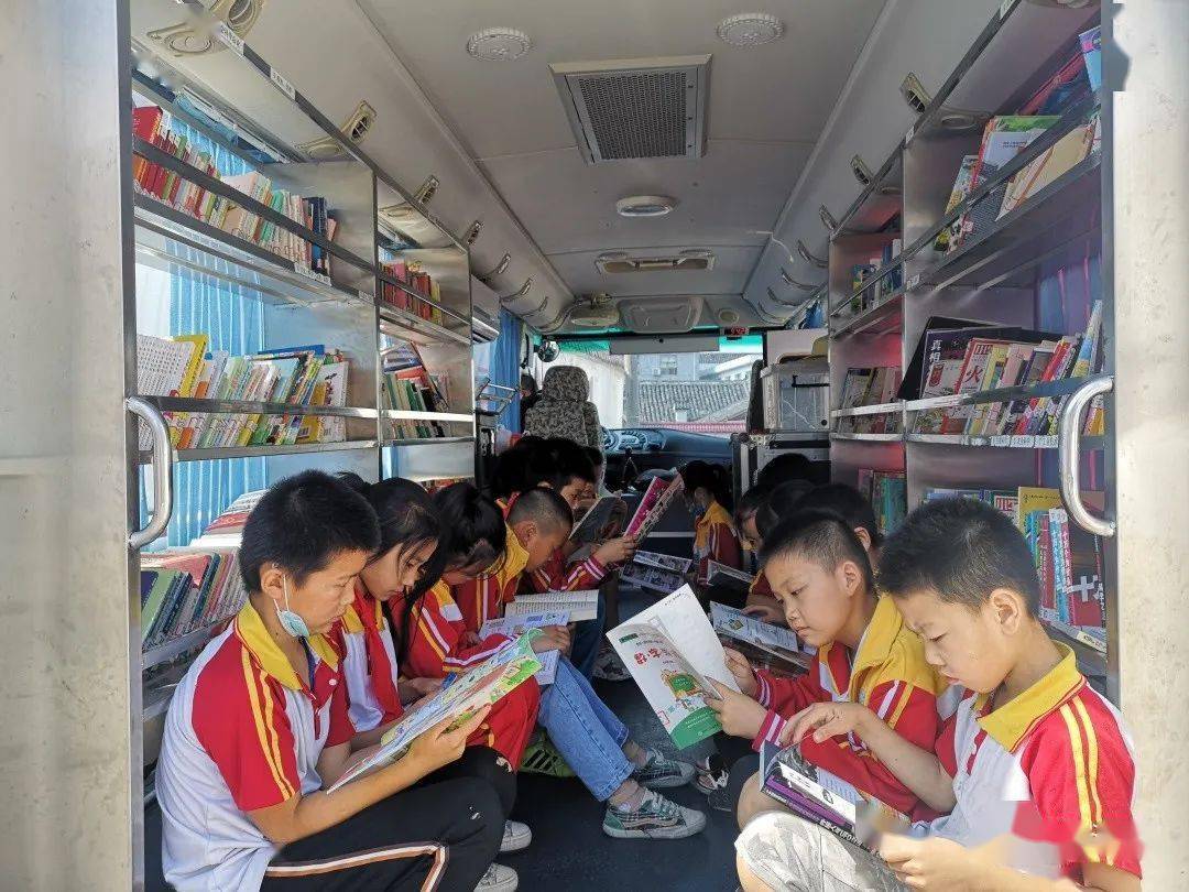 汉滨区少儿馆图书流动服务走进五里小学
