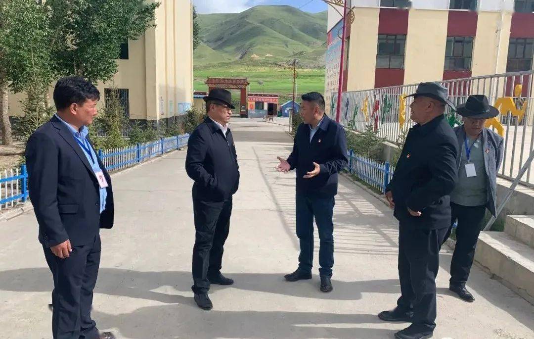 县委副书记,县长艾尼阿更,副县长普布才仁一行赴县第一民族中学,县