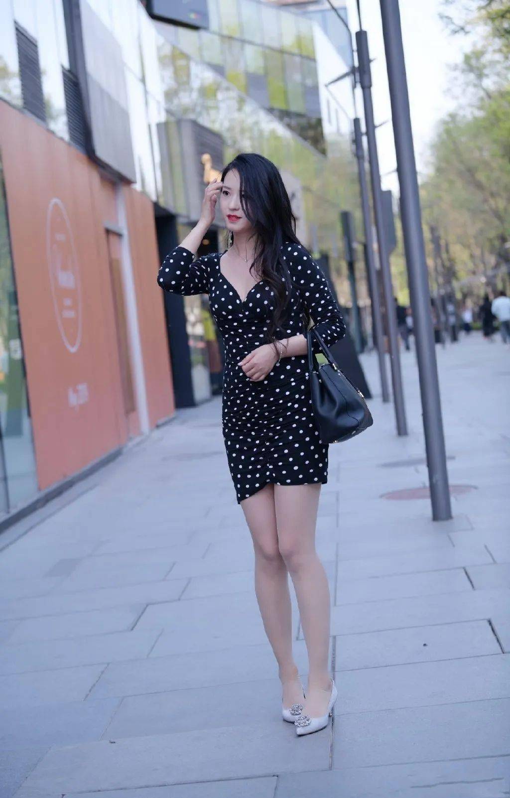微胖女生的日常穿搭,波点打底衫清新减龄,时髦又显瘦~_美女