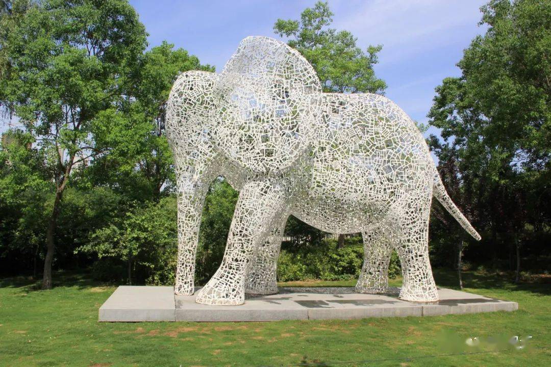 小品,其是一个综合性概念,其主要指的是在各类型的公园,绿地中所设计