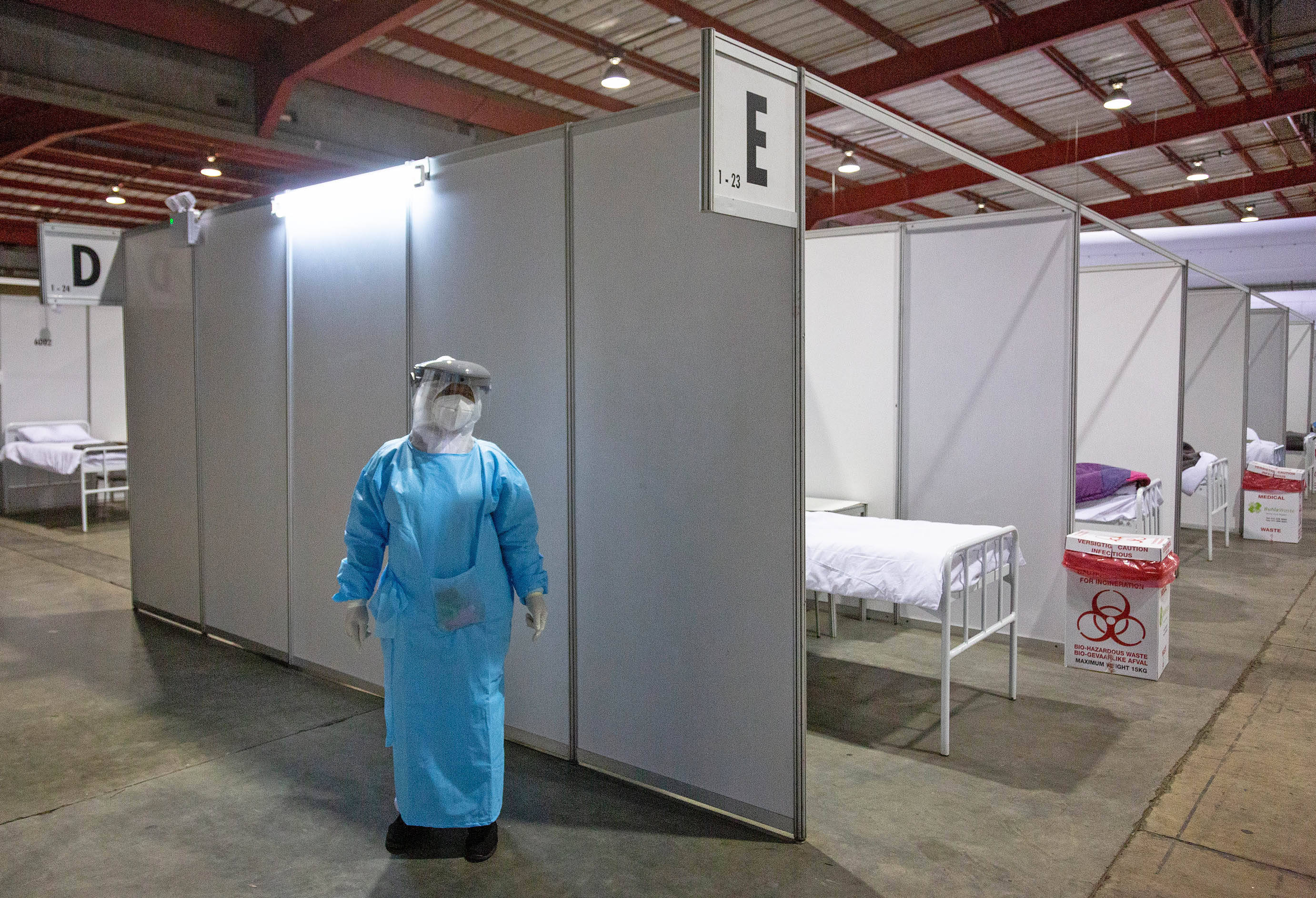 7月3日,医护人员站在南非约翰内斯堡隔离中心内.