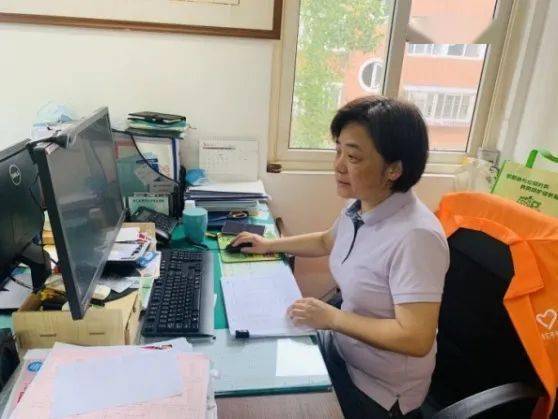 她是漕河泾街道金谷园居委普查员吴征麟老师,现71岁,晚上十点还在居委