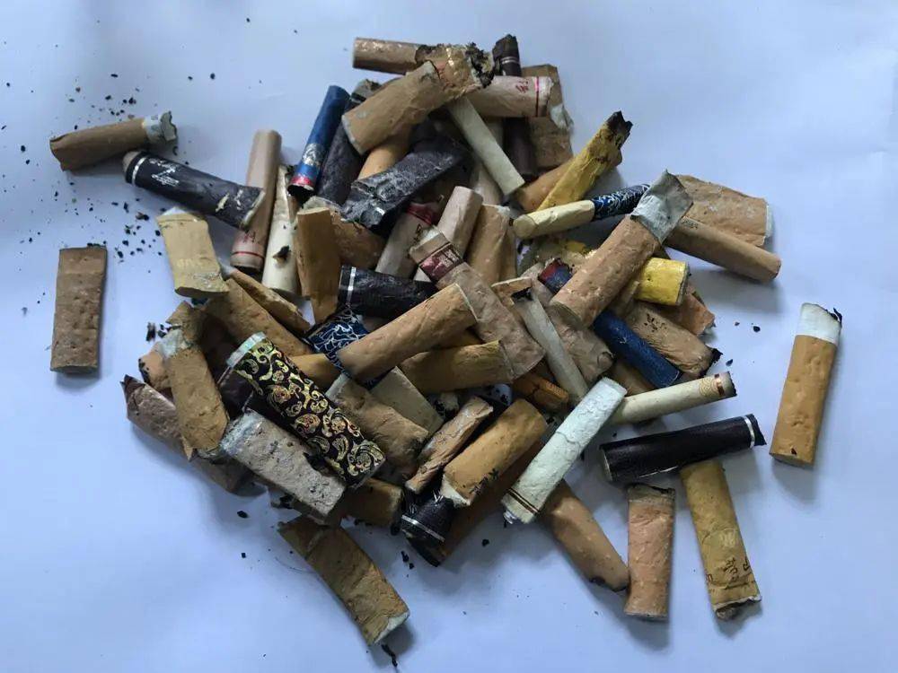 新西门桥辅道上走了一个来回拾了80多个烟头67不堪入目67