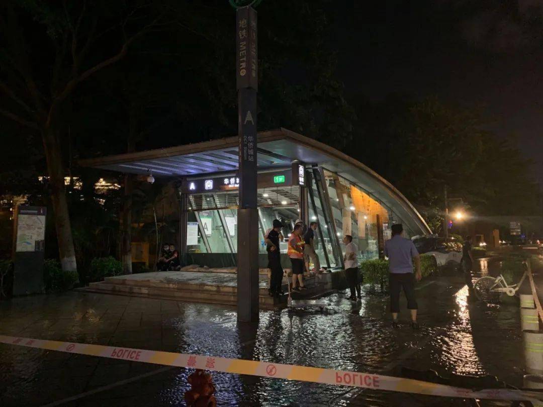 为避免水流灌入地铁站,现场工作人员对华侨城站a出口进行了暂时封闭