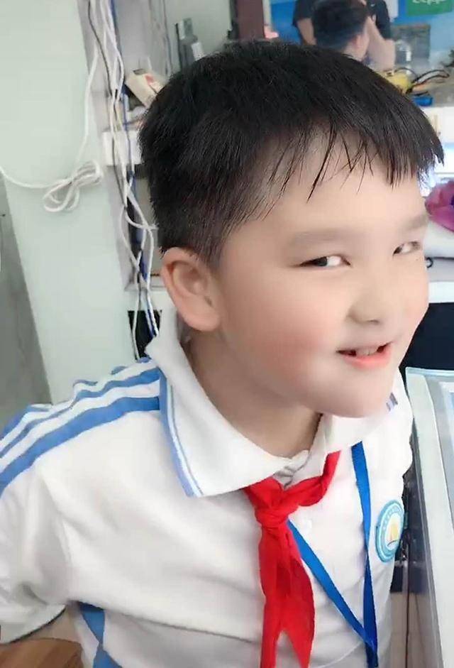 熊孩子语文考了90分,"嚣张"模样笑翻妈妈,网友:能排多少名?