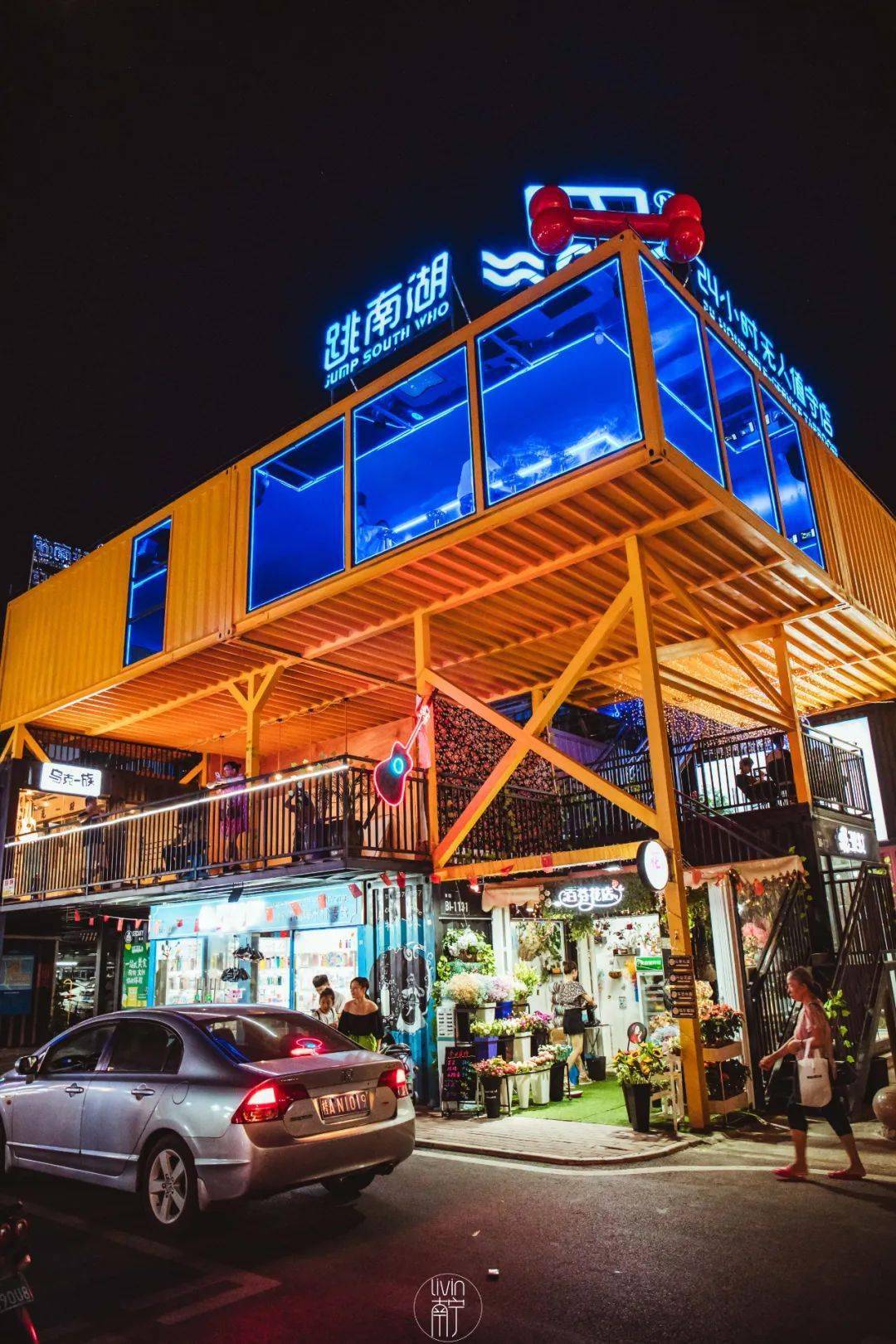 店不难找,下车直走到百益上河城热闹的核心地段,远远能看到一间架在