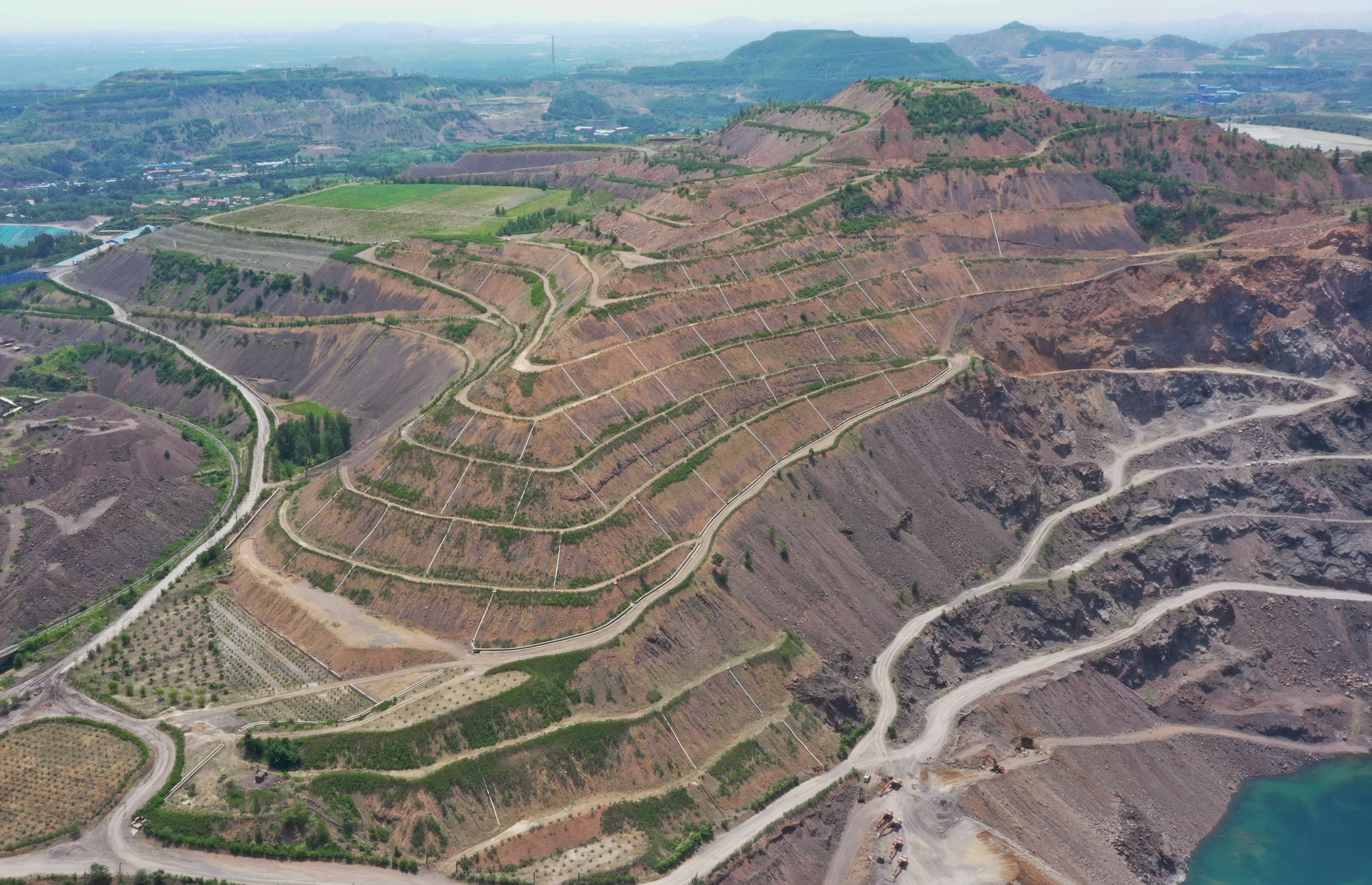 修复矿山"疮疤 绿化美丽家园