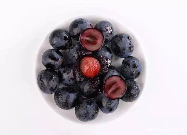 除了黑珍珠葡萄,白兆山葡萄园种植的高端品种葡萄茉莉香,小蜜蜂将于7