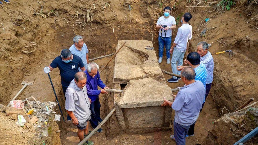 重磅:商丘发现疑似西汉石棺古墓!_霸岗