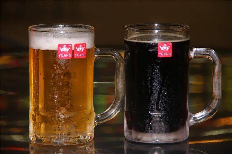 青岛扎啤喝一送一!烤羊腿切着吃