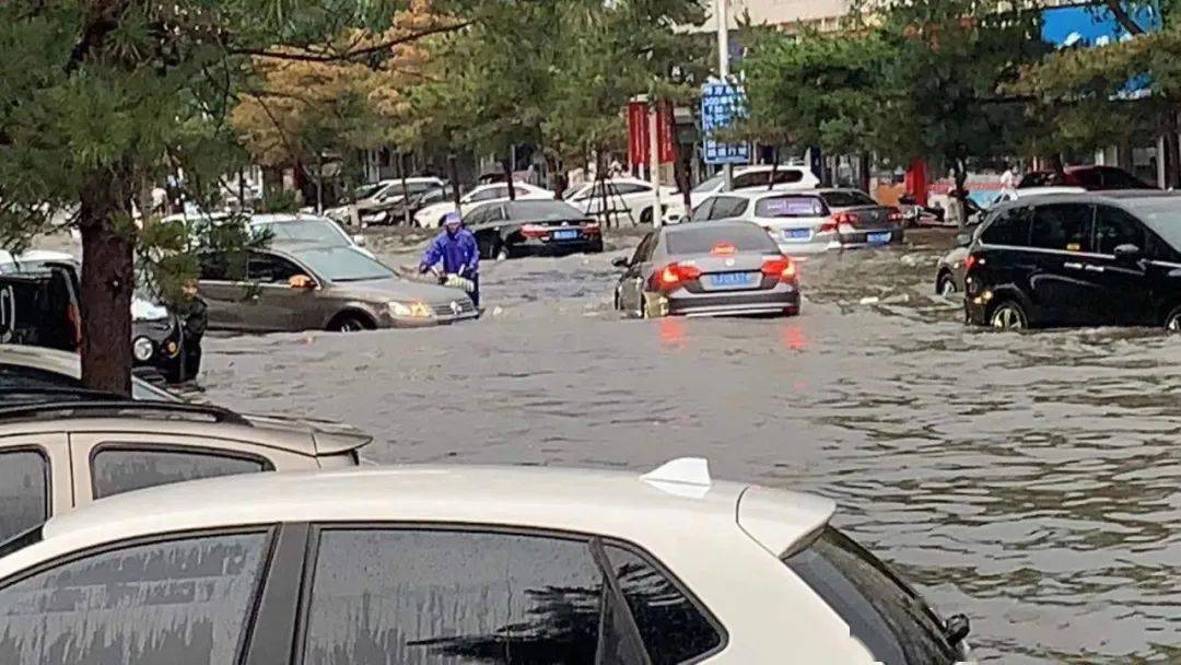 昨日通辽突降暴雨网友直呼海上开车我太难了