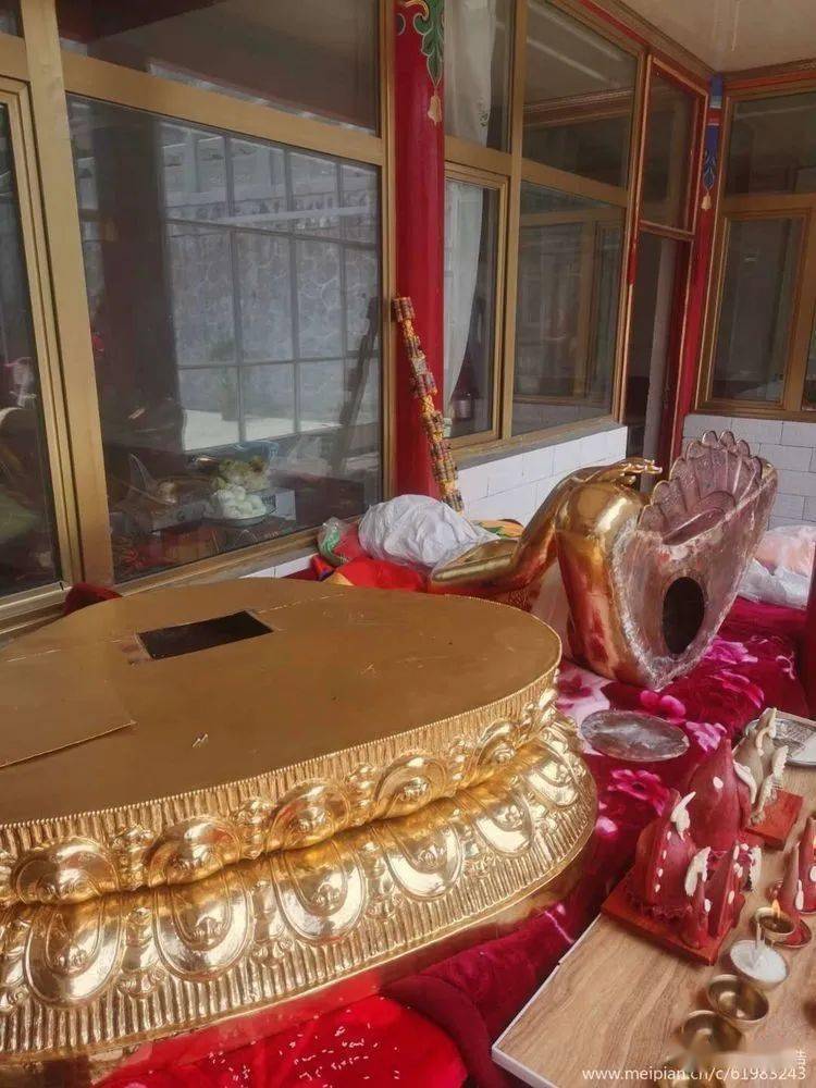 师伯家人在佑宁寺供养庄严慈悲的释迦摩尼佛像功德无量_活佛