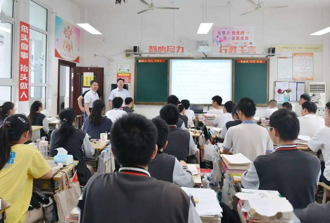 镇党委书记夏立新慰问塘桥高中高三师生
