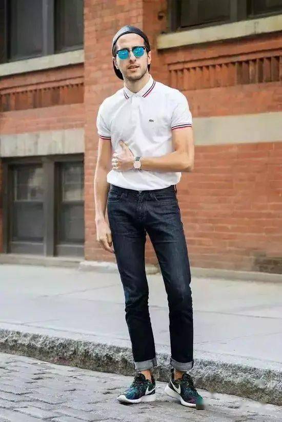 白色的polo衫搭配牛仔裤时,其实男生可以搭配的稍微运动风一些,脚踩一