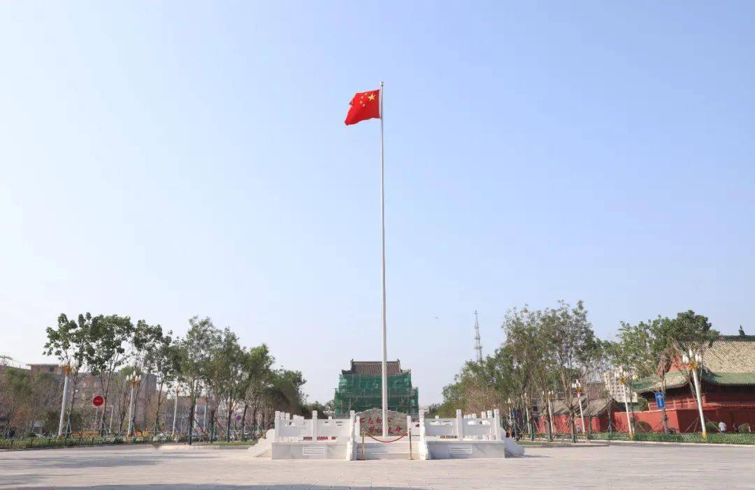 县委县政府机关干部举行升国旗仪式