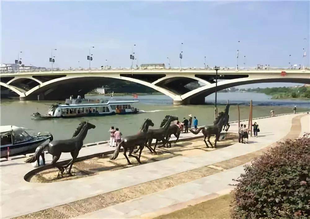 昨天桂林解放桥下发生的一幕,令人动容!