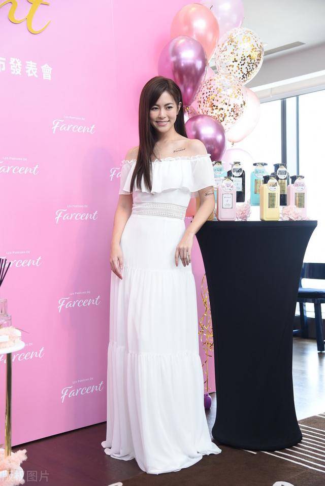 任容萱现身新品发布会,身高172气质佳,穿搭白色优雅有个性